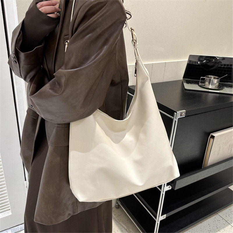 Leather Work Outfit - Элегантная черная кожаная сумка через плечо: